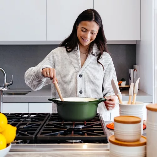 Nieprzywierający garnek żeliwny Navaris na kuchenki/piekarniki - 24 cm - 3,5 l - ciemnozielony, 48777.01.80