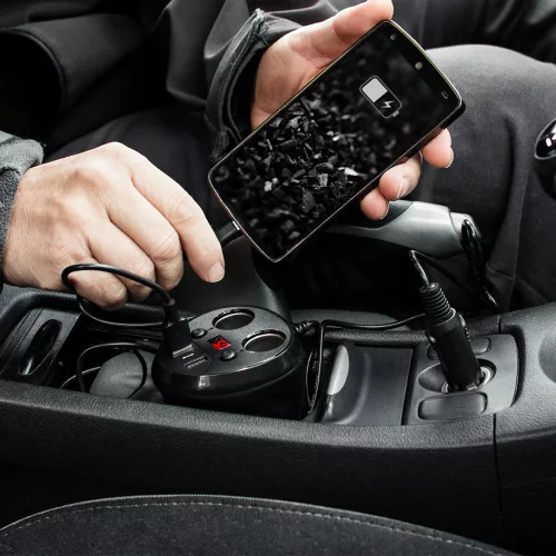 Zasilacz samochodowy z 2 gniazdami i 2 portami USB Navaris, 12V - 24V, wyświetlacz LED, Czarny, 49581.01