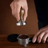 Tamper ze stali nierdzewnej Navaris z rączką z orzecha włoskiego, 58 mm, Covoras, 51802.01.30