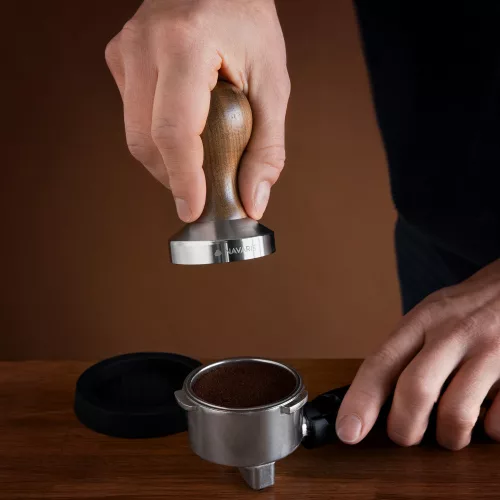 Tamper ze stali nierdzewnej Navaris z rączką z orzecha włoskiego, 58 mm, Covoras, 51802.01.30