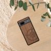 Etui Kwmobile do Google Pixel 7a, brązowe, drewno/silikon, 61603.02