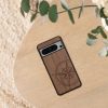 Etui Kwmobile do Google Pixel 8 Pro, brązowe, drewno/silikon, 61876.02