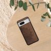 Etui Kwmobile do Google Pixel 8, brązowe, drewno/silikon, 61875.01