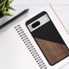 Etui Kwmobile do Google Pixel 8, Brązowo-czarne, Drewno/Silikon, 61873.01