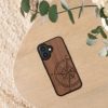 Etui Kwmobile do Apple iPhone 16, brązowe, drewno/silikon, KWM000022US001C