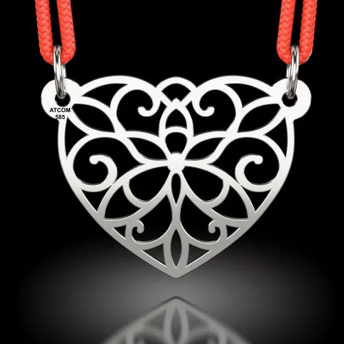 Srebrna zawieszka z koronkowym sznurkiem w kształcie serca