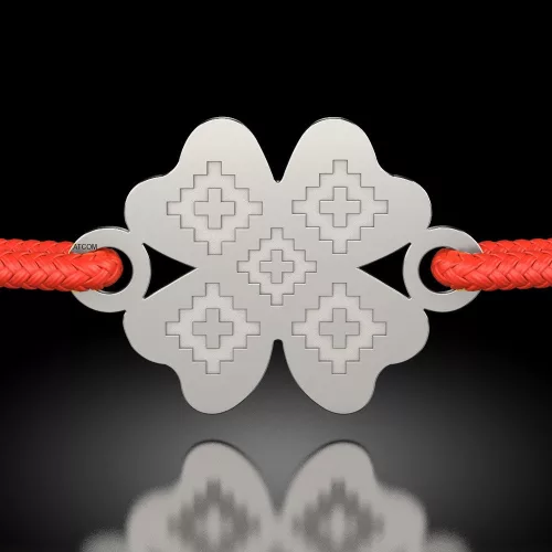 Srebrna bransoletka z tradycyjnym sznurkiem w kształcie koniczyny